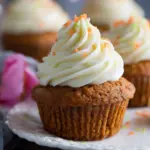 Klassische Karottenkuchen-Cupcakes mit Frischkäse-Wirbel