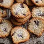 Schokoladenstückchen-Kekse mit knusprigem Rand