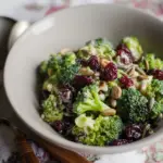 Brokkolisalat mit Sonnenblumenkernen und Cranberrys