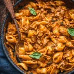 Cremiges Rindfleisch mit Muschelnudeln (Einfaches One-Pot-Gericht)