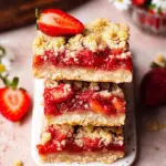 Erdbeer-Crumble-Riegel mit knusprigem Boden