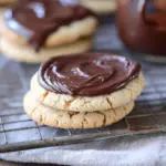 Erdnussbutter-Zuckerkekse mit Schokoladenglasur