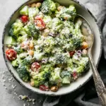 Klassischer cremiger Brokkolisalat mit Joghurt-Dressing