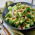 Knackiger Brokkolisalat mit Mandeln