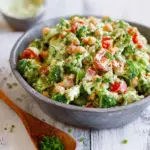 Veganer Brokkolisalat mit Tahini-Dressing