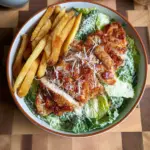 Hähnchen-Caesar-Salat mit Pommes (proteinreich)
