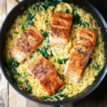 Lachs aus der Pfanne mit Zitronen-Orzo